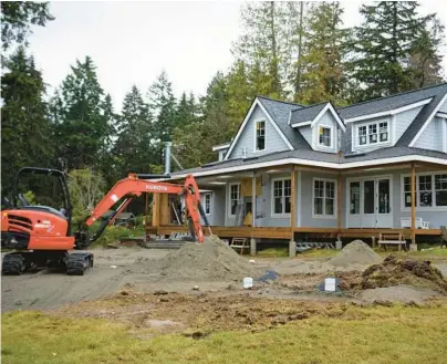  ?? RUTH FREMSON/THE NEW YORK TIMES 2022 ?? A home being built last fall in Bainbridge Island, Wash. Sales of new homes rose 2.3% in December.