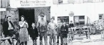  ??  ?? Familie Leiber mit Besuch vor der Werkstatt um 1943. Host Leiber sitzt auf der Kreissäge (rechts im Bild).