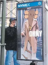  ??  ?? Brian Donnelly (KAWS) con “Untitled (DKNY)” en una cabina telefónica de Nueva York, en 1997.