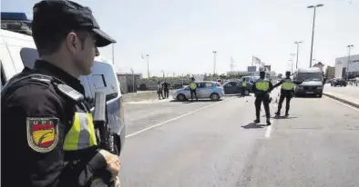  ?? GABRIEL UTIEL ?? Imagen de un control de la Policía Nacional con varios agentes en carretera en una imagen de archivo.