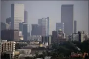  ?? DAVID ZALUBOWSKI - THE ASSOCIATED PRESS ?? Smoke from western wildfires funnels along Colorado’s Front Range and obscures the skyline Sunday, Aug. 8, 2021, in Denver.