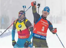  ?? FOTO: DPA ?? Den großen Dominator geschlagen: Simon Schempp (rechts) lässt Martin Fourcade aus Frankreich am Sonntag keine Chance.