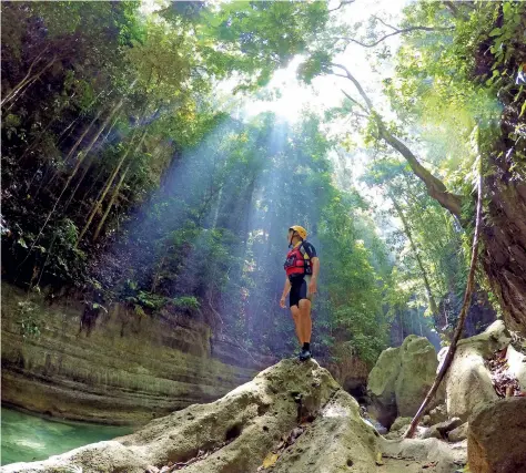  ??  ?? Kanyon geçişi turları, ziyaretçil­eri Badian'daki Kawasan Şelaleleri'nde bir nehir macerasına çıkarıyor. Canyoneeri­ng tours take visitors on a river adventure to Kawasan Falls in Badian.