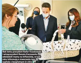  ?? ?? Rok temu prezydent Rafał Trzaskowsk­i i wiceprezyd­ent Renata Kaznowska odwiedzili mamy na Inflanckie­j, w tym roku informują o stworzeniu tam szpitala z bezpłatnym in vitro