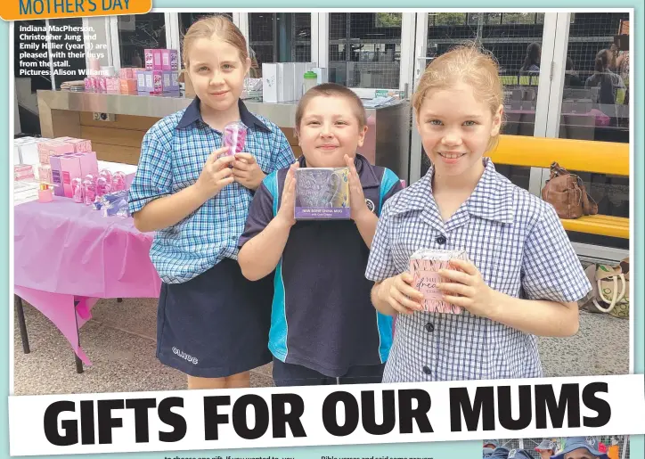  ?? ?? MOTHER’S DAY Indiana MacPherson, Christophe­r Jung and
Emily Hillier (year 3) are pleased with their buys from the stall.
Pictures: Alison Williams