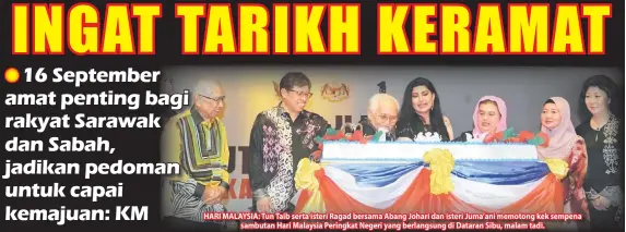 ??  ?? HARI MALAYSIA: Tun Taib serta isteri Ragad bersama Abang Johari dan isteri Juma’ani memotong kek sempena sambutan Hari Malaysia Peringkat Negeri yang berlangsun­g di Dataran Sibu, malam tadi.