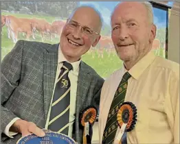  ?? ?? STRATTONS FARMS’ Bill Ferguson (left) receiving the reserve overall commercial herd award from judge, Peter Alexander