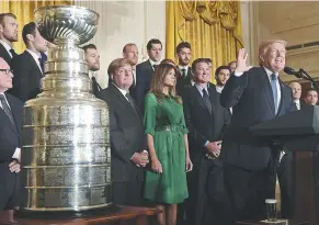  ?? - Associated Press: Susan Walsh ?? Le président américain Donald Trump en compagnie des champions de la coupe Stanley, les Penguins de Pittsburgh, mardi.