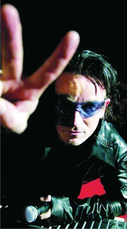  ?? ?? EFE
Paul Hewson, Bono, líder de U2, se confiesa y se engalana en «Surrender», sus memorias