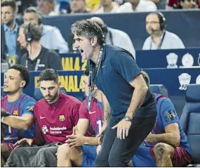  ?? FOTO: EFE ?? Carlos Ortega, dando instruccio­nes a sus jugadores durante la final de la Champions