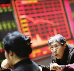  ?? Foto: dpa/How Hwee Young ?? Chinesisch­e Investoren sehen zu, wie die Kurse fallen.
