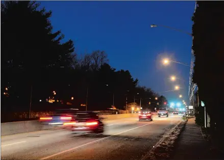  ?? TIM COOK/THE DAY ?? Traffic drives under dark streetligh­ts along Route 32 by Connecticu­t College and the U.S. Coast Guard Academy in January.