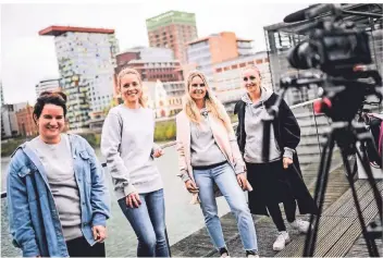  ?? RP-FOTO: ANDREAS BRETZ ?? Christiane Nunnendorf, Miriam Lange, Ondra Menzel und Birte Dargel (v.l.) beim Dreh für das neue Video mit dem Motto „Heimat Düsseldorf“.