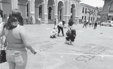  ?? FOTOS: GUADALUPE CASTILLO EL SOL DE CÓRDOBA ?? CÓRDOBA, Ver.- Las mujeres también exigen respeto para la comunidad gay.