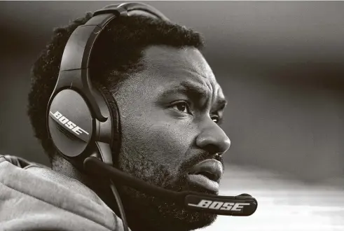  ?? Mitchell Leff / Getty Images ?? New England Patriots inside linebacker­s coach Jerod Mayo has always shown the traits of being a strong leader and head coach material.