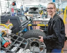  ?? Foto: Christian Mühlhause ?? Die Auszubilde­nde Yvonne Kraus wuchtet beim Autohaus Abel+Ruf in Donauwörth Reifen aus.