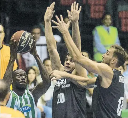  ?? FOTO: ACB PHOTO / F. RUSO ?? Buena defensa El equipo bilbaíno se empleó a fondo en el tercer cuarto y rompió el partido de forma casi definitiva