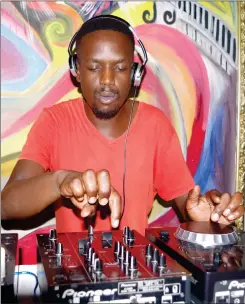  ?? (Pics by Mxolisi Dlamini.) ?? Dj Wacko navigating effects on the decks