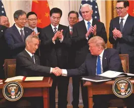  ?? SAUL LOEB/AFP ?? Presidente Donald Trump cumpriment­a o vice-premiê chinês Liu He