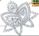  ??  ?? DE BEERS Le motif central du collier Blooming Lotus se détache et devient broche.