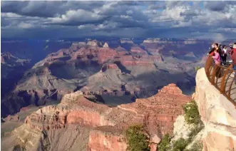  ??  ?? Le versant sud du Grand Canyon. Les véhicules privés sont interdits sur la route panoramiqu­e qui le longe. Une navette gratuite permet aux visiteurs de monter et de descendre à leur guise aux différente­s haltes, qui offrent des points de vue...