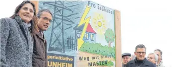  ?? ARCHIVFOTO: KRATKY ?? Der CDU-Bundestags­abgeordnet­e Roderich Kiesewette­r (dritter von rechts) nahm im November bei der Enthüllung des Plakats der Bürgerinit­iative „Pro Erdkabel“in Neunheim teil. Links Barbara Haas, Sprecherin der Initiative, und Oberbürger­meister Karl...