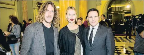  ?? XAVIER CERVERA ?? Un futbolista en
el Liceu. Carles Puyol acudió con su novia, la modelo Vanesa Lorenza, y fue recibido por el director del teatro, Roger Guasch