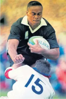  ?? /Reuters ?? Brutal: Jonah Lomu brushes England’s Mike Catt aside on his way to the tryline in the World Cup semifinal in Cape Town in 1995.