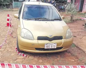  ??  ?? Oficiales de la comisaría jurisdicci­onal verifican la camioneta de la víctima, que fue alcanzada por varios tiros efectuados por los delincuent­es.
El automóvil que utilizaron los asaltantes fue ubicado en la mañana de ayer a unos 2.000 metros de donde se registró el golpe.