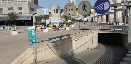  ?? ?? Saba cuenta con más de 330.000 plazas de aparcamien­to. En la foto, instalacio­nes de la estación de Barcelona-Sants.