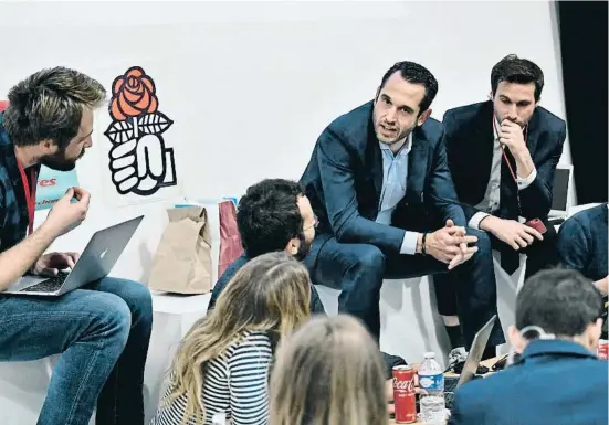  ?? STEPHANE DE SAKUTIN / AFP ?? El portavoz socialista francés, Pierre Jouvet, hablando la noche del jueves ante la prensa en la sede del partido