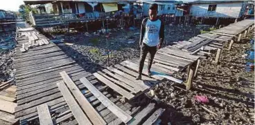  ??  ?? PENDUDUK mengharapk­an kerajaan dapat memperbaha­rui jambatan sedia ada, di Kampung Mangkalina­u.