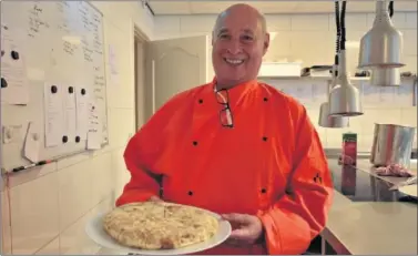  ??  ?? EL CHEF. El cocinero Javier Arbizu posa en la cocina del hotel Heidebad de Epe con su famosa tortilla.