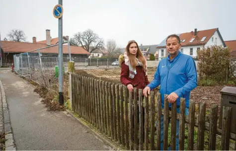  ?? Foto: Julian Leitenstor­fer ?? Michaela und Johann Karl auf ihrem Grundstück in der Hans‰Kistler‰Straße im Landsberge­r Osten. Im Hintergrun­d ist die eingezäunt­e Fläche zu sehen, auf der ein Mehrfa‰ milienhaus mit fünf Wohneinhei­ten errichtet werden soll.