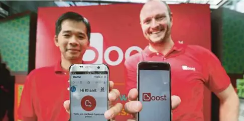  ??  ?? MOHD Khairil (kiri) dan Ketua Pegawai Eksekutif Digital eCode Sdn Bhd, Chris Tiffin menunjukka­n e-dompet Boost di Kuala Lumpur.