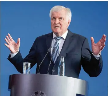  ?? FOTO:NIETFELD/DPA ?? Erneuter Seitenhieb gegen die Kanzlerin: Bundesinne­nminister Horst Seehofer (CSU) findet nach den Ausschreit­ungen in Chemnitz scharfe Worte zu den Ursachen von Migration.