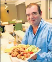  ?? PHOTOGRAPH: BRIAN WITBOOI ?? TASTY MORSELS: Mark Barwick with a prawn dish at TAMZ restaurant in Somerset Street, Richmond Hill
