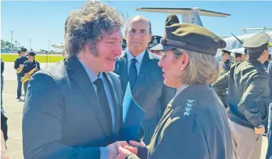 ?? ?? El presidente de Argentina, Javier Milei (i), y la jefa del Comando Sur de Estados Unidos, la general Laura Richardson. (AFP)