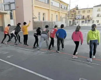  ?? Foto: cedida ?? Alumnos del colegio sartagudés, en línea de salida para participar en la carrera.