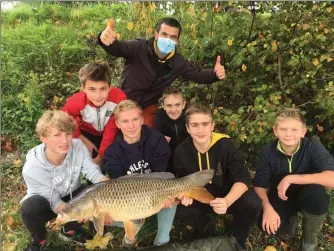 ??  ?? Les ateliers sont réservés aux jeunes pêcheurs âgés de 8 à 16 ans.