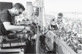  ?? Edward A. Ornelas / Staff photograph­er++++++++++ ?? DJ Quintenvan den Berg, left, and Nick Brown perform in 2016 at Clayton’s Beach Bar on South Padre Island.