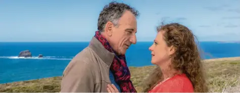  ?? Foto: Jon Ailes, ZDF ?? Alternder Mann liebt junge Frau – ein bekannter Fernsehsto­ff, neu verarbeite­t in einer Pilcher-Verfilmung mit Heio von Stetten und Anja Antonowicz.