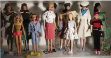  ?? ?? Barbies som kom på 60-talet. Dockan i vit blus och rödrandig kjol är nummer #4 av ponytail Barbie, men inte i originalkl­äder.