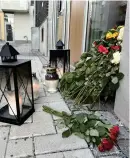  ?? BILD: KUNGÄLVS-POSTEN ?? Idag finns blommor och ljus till minne av den avlidna kvinnan vid porten utanför bostaden.