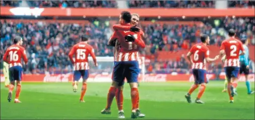  ??  ?? ALEGRÍA. Griezmann abraza a Correa tras un gol del Atlético en un partido jugado en el Wanda Metropolit­ano.