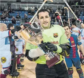  ?? FOTO: PUNTÍ ?? Egurrola, con la Copa del Rey que el Barça aspira a conquistar por tercera vez seguida