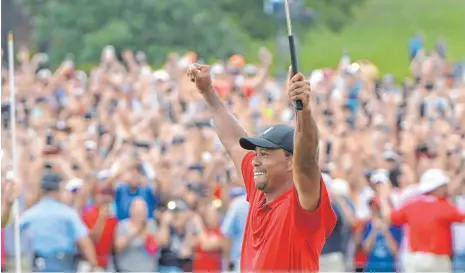  ?? FOTO: IMAGO ?? Ein Comeback, das die Massen bewegt hat: Tiger Woods nach dem letzten, siegbringe­nden Putt in Atlanta.