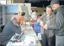  ??  ?? Tout pour préparer sa prochaine randonnée, itinéraire­s, conseils, mais aussi matériels au niveau du salon.