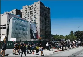  ?? RANDY VAZQUEZ — STAFF PHOTOGRAPH­ER ?? People walk past the Santa Clara County Jail on North San Pedro Street at Monday’s rally.