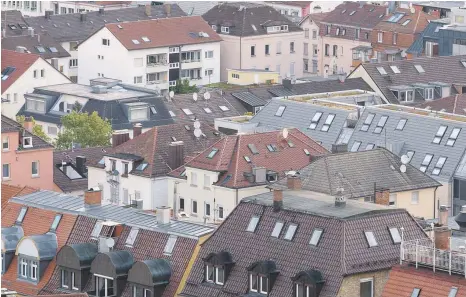  ?? FOTO: SEBASTIAN GOLLNOW/DPA ?? Nach dem Urteil ist klar: Einen Mietpreisd­eckel wird es auch in Stuttgart nicht geben. Doch es gibt Handlungsb­edarf.